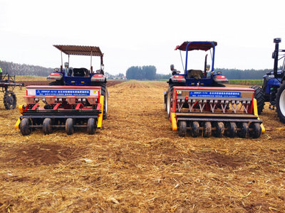 山东省小麦玉米两作全程机械化推进活动中的“鑫乐身影”